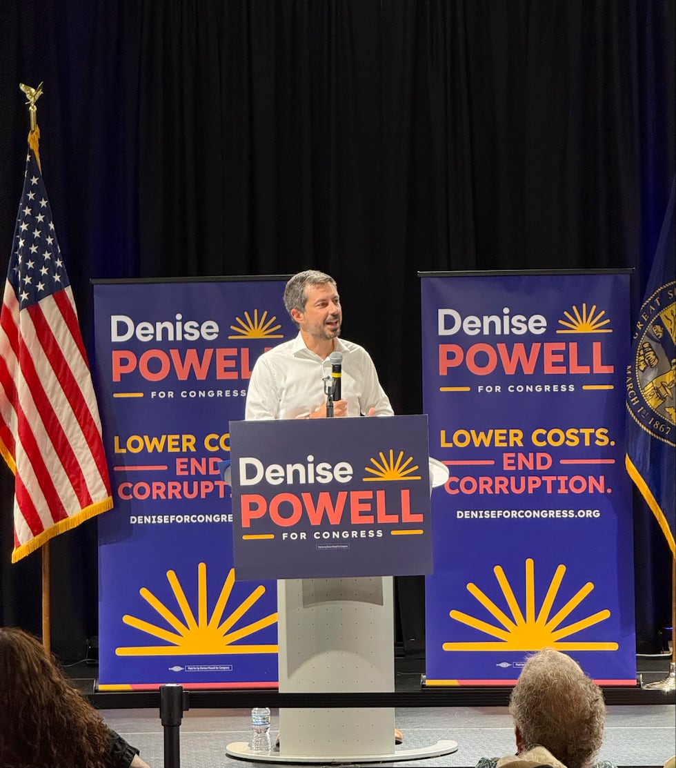 El exsecretario de Transporte de Estados Unidos, Pete Buttigieg, se dirige a sus seguidores el martes 14 de julio...