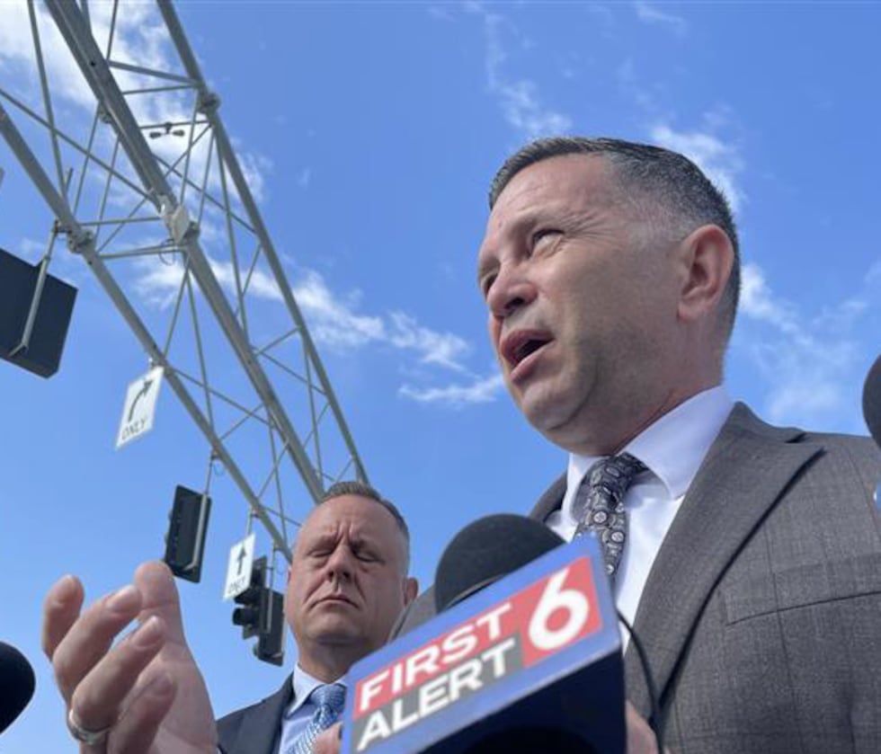 घटना के बाद मीडिया को जानकारी देते ओपीडी उपप्रमुख स्कॉट ग्रे।