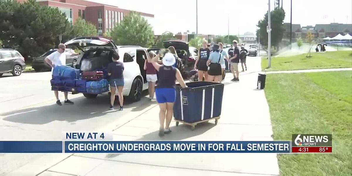 Creighton Move In Student volunteers welcome Creighton’s freshman class on move-in day