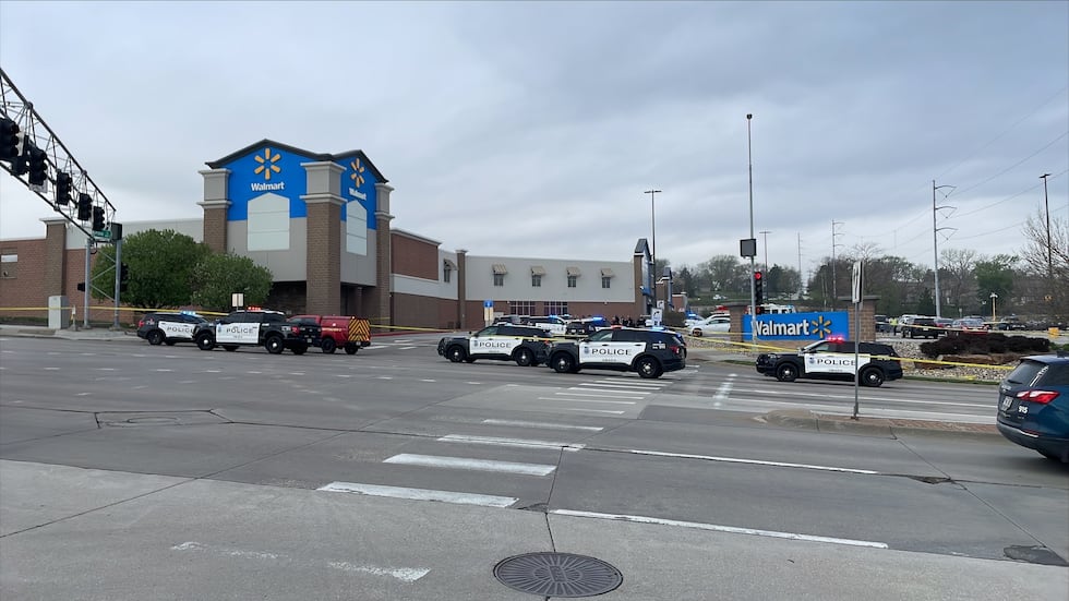 ओमाहा पुलिस का कहना है कि अधिकारियों ने वॉलमार्ट में अपहरण के प्रयास में बच्चे पर हमला करने वाली महिला को मार डाला